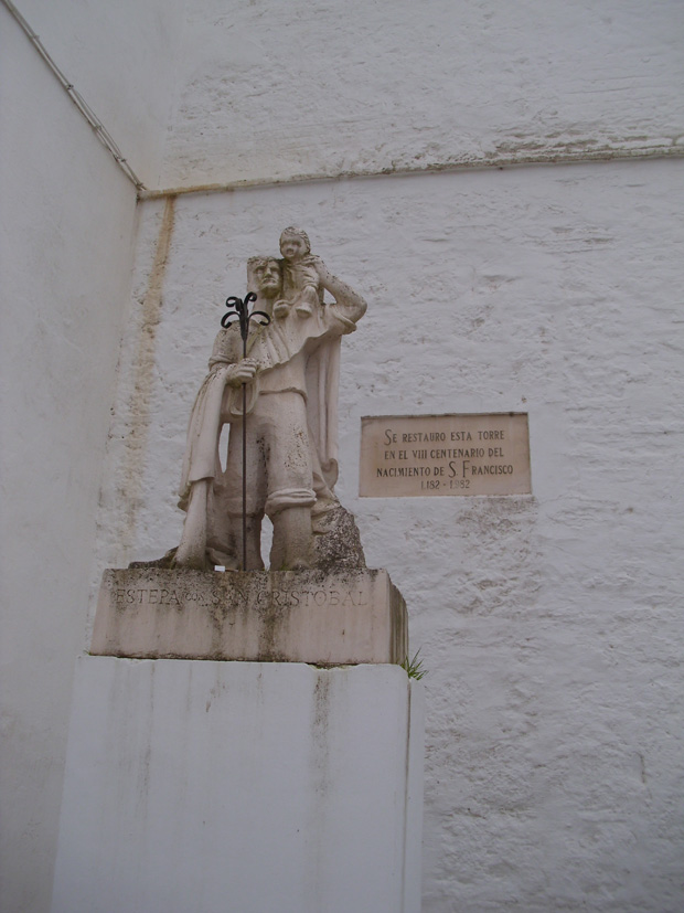 Estatua de San Francisco al pie de la Iglesia y Convento de Nuestra Señora de Gracia y San Francisco en Estepa