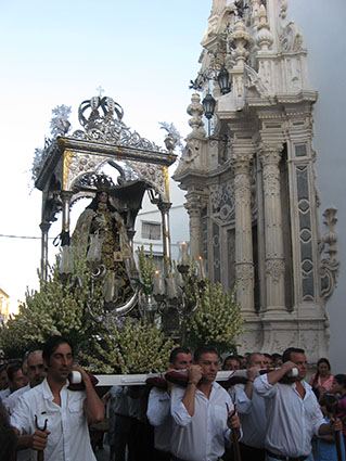 Procesión Gloriosa de Nuestra Señora del Carmen por las calles de Estepa